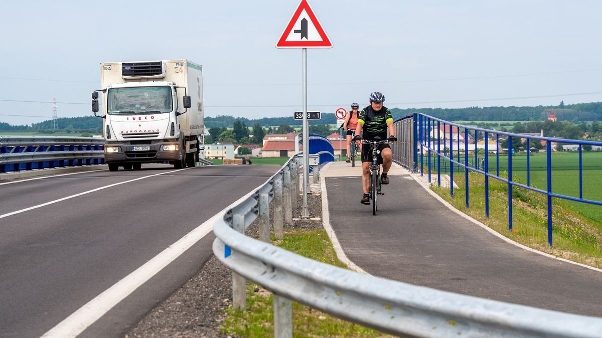 D11 je už zcela průjezdná, silničáři ráno otevřeli i úsek na Hradec Králové